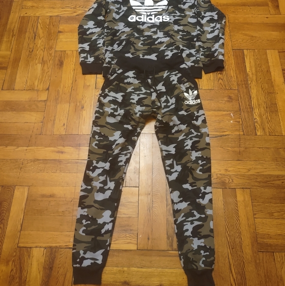 Great Condition!! Cool Camouflage Adidas women sweatsuit - Picture 4 of 4